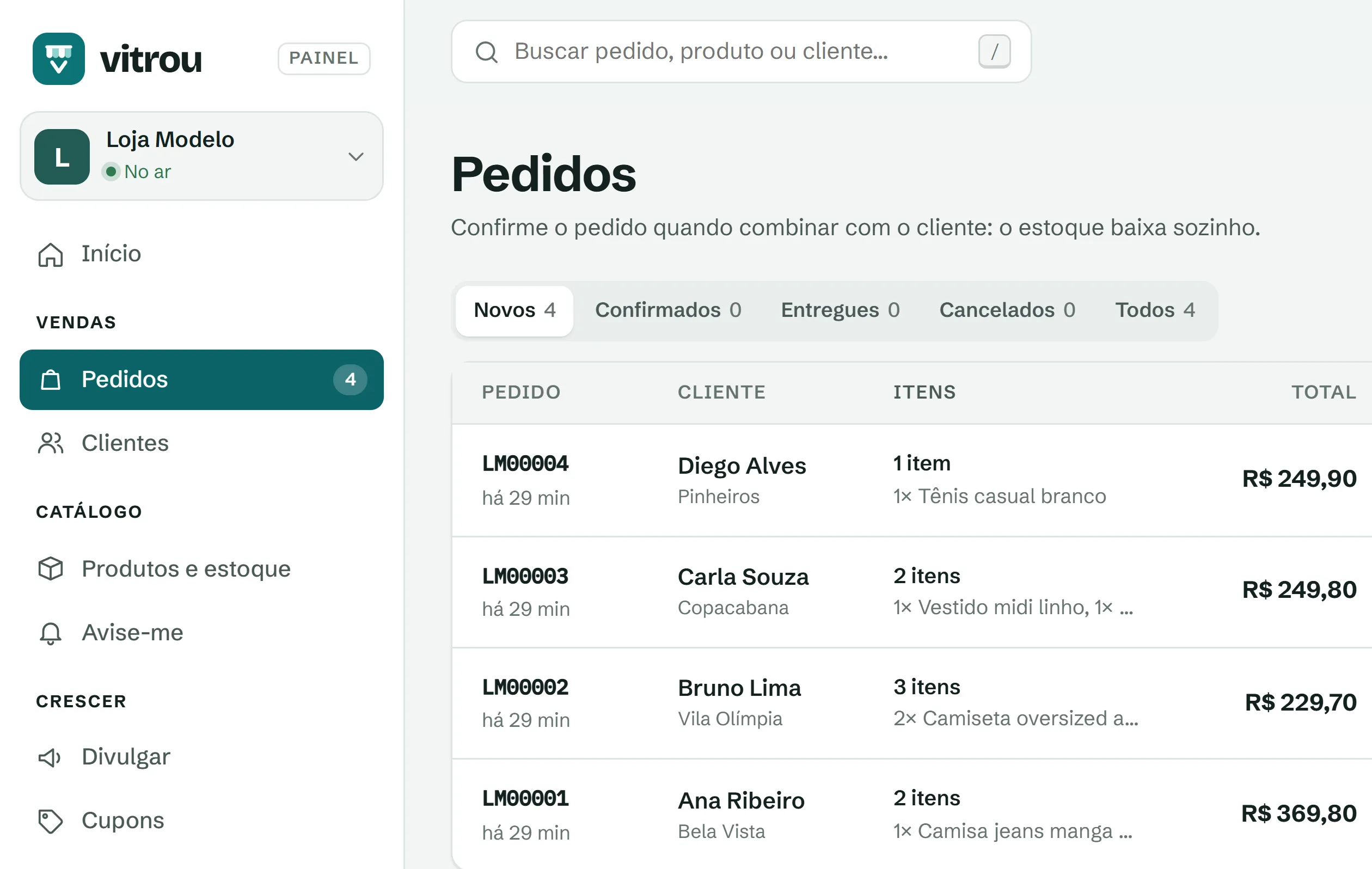 Painel da Vitrou no notebook, tela Pedidos: menu com Início, Pedidos, Clientes, Produtos e estoque, Avise-me, Divulgar, Cupons, Campanhas e Relatórios, e pedidos novos com o botão Confirmar