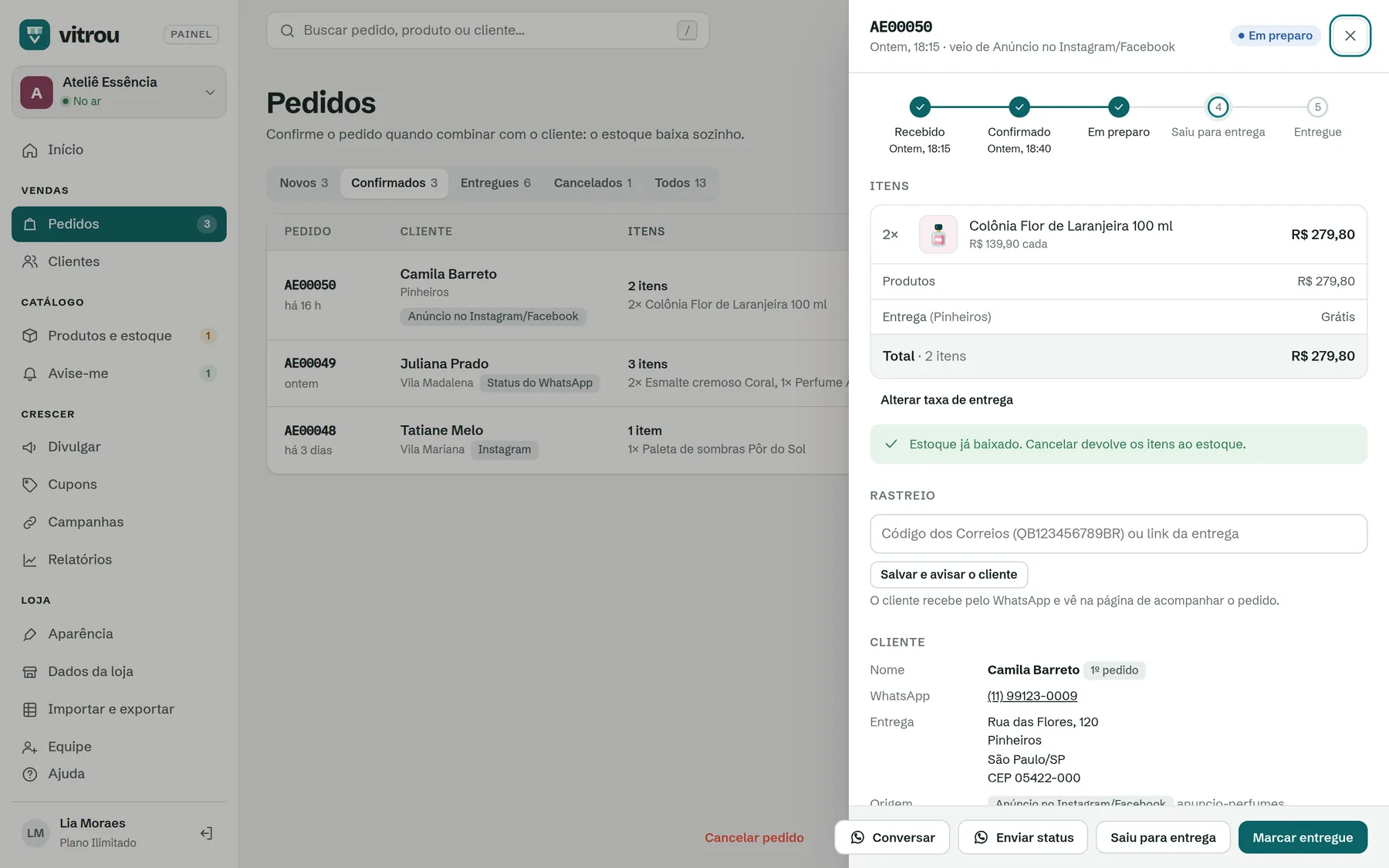 Pedido confirmado em preparo, com a linha do tempo, o campo de rastreio e os botões de andamento